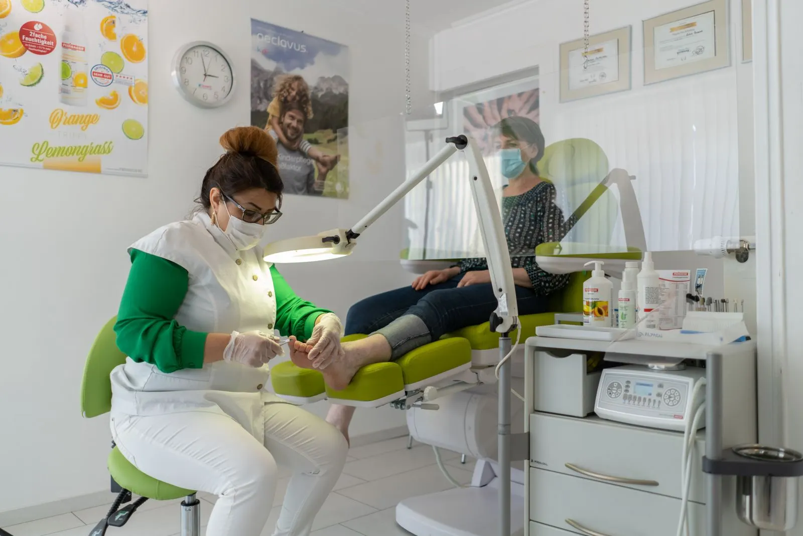 Pedichiură medicală vs. pedichiură clasică: 7 diferențe care contează