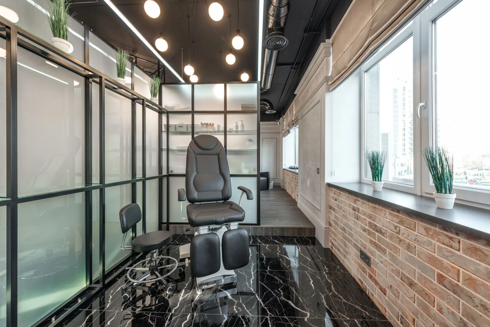 Interiorul cabinetului MediPedi din Green City, 1 Decembrie, Ilfov