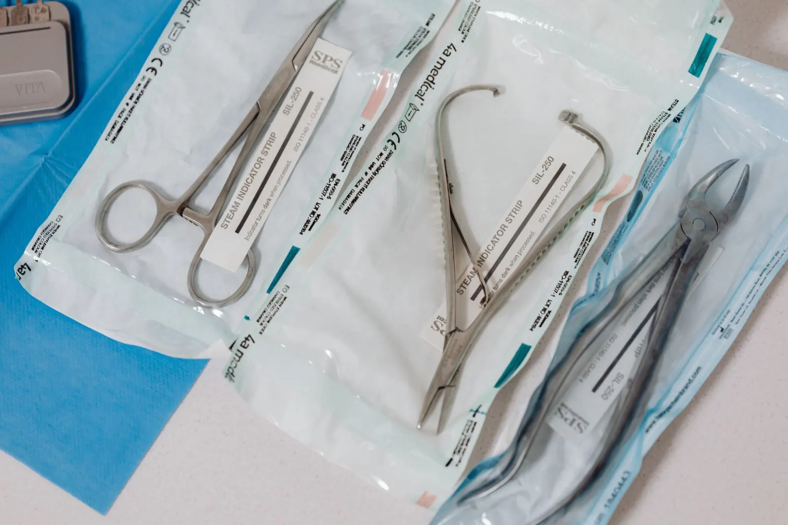 Pungi cu instrumentar sterilizat și autoclav la cabinetul MediPedi